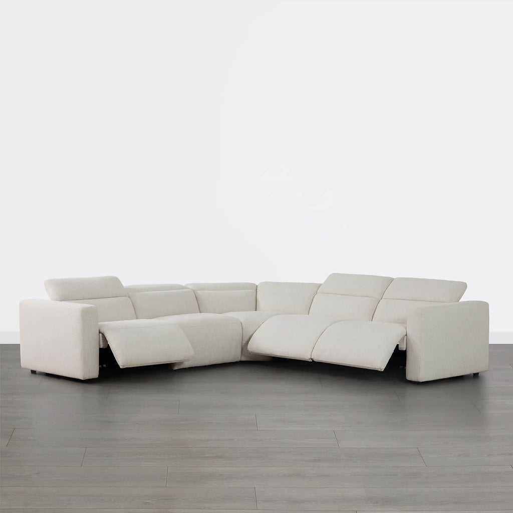Canapé d'angle inclinable à 5 places Oliver, avec accoudoirs intégrés et appuie-têtes électriques.