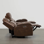 Canapé inclinable électrique Isaac en cuir véritable, avec dossier basculant électrique, pour installation contre un mur.