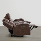 Canapé inclinable électrique Isaac en cuir véritable, avec dossier basculant électrique, pour installation contre un mur.