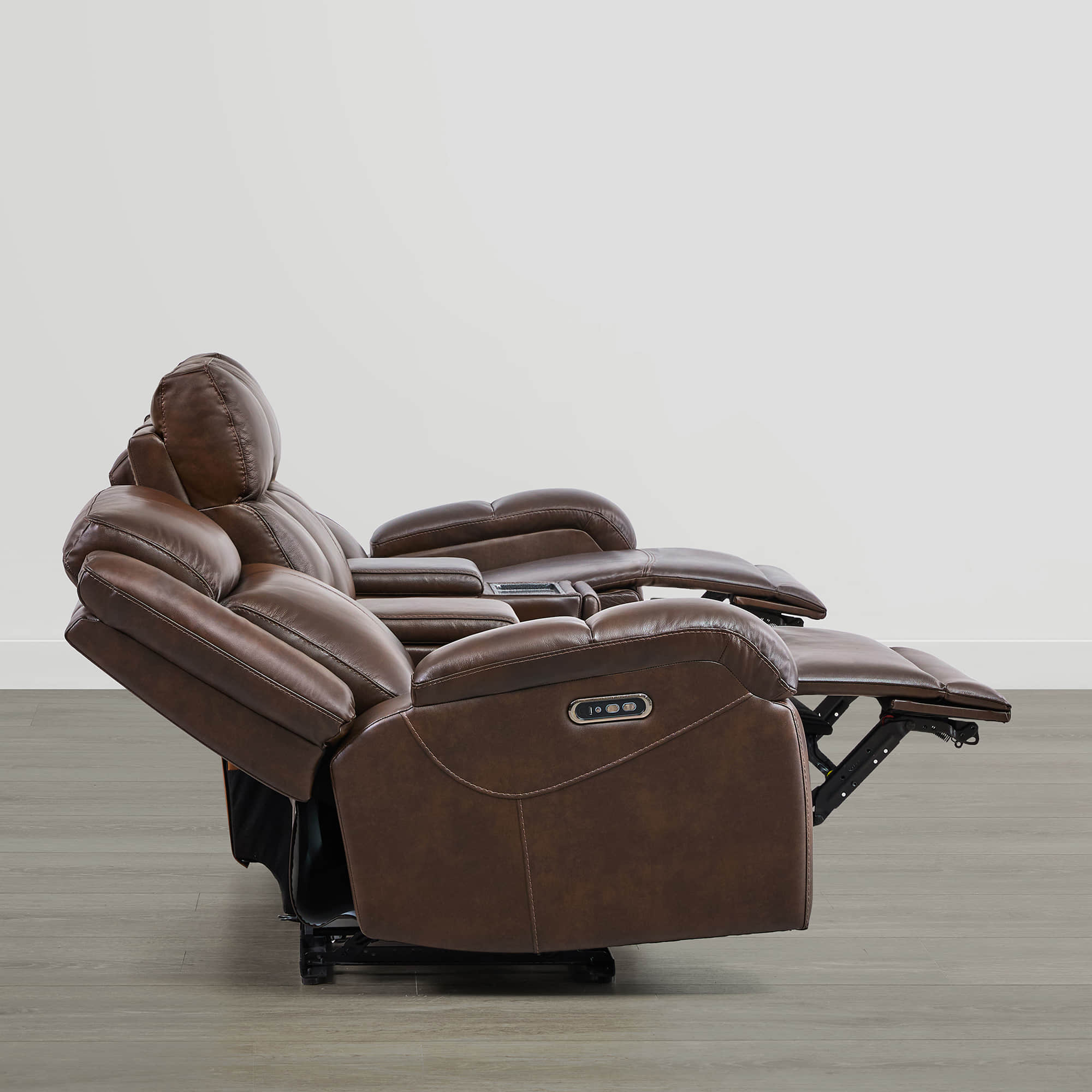 Canapé inclinable électrique Isaac en cuir véritable, avec dossier basculant électrique, pour installation contre un mur.