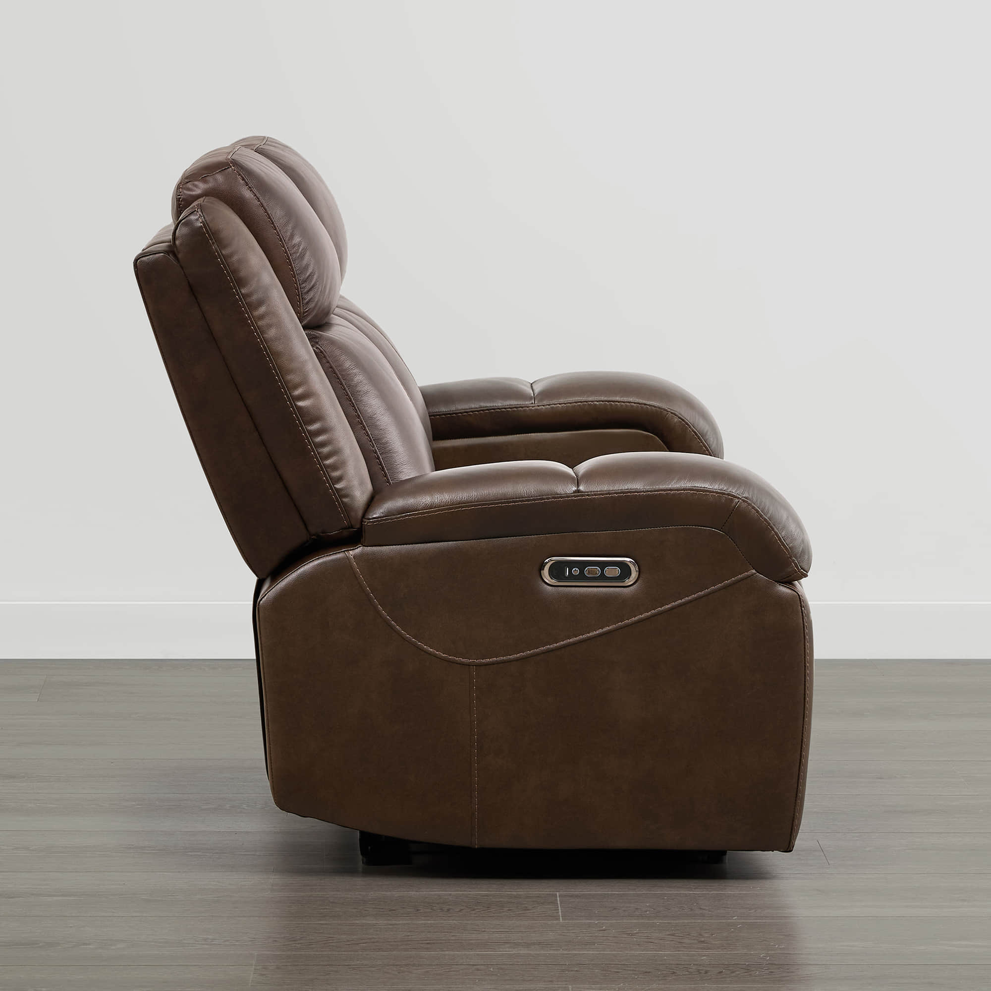 Canapé inclinable électrique Isaac en cuir véritable, avec dossier basculant électrique, pour installation contre un mur.