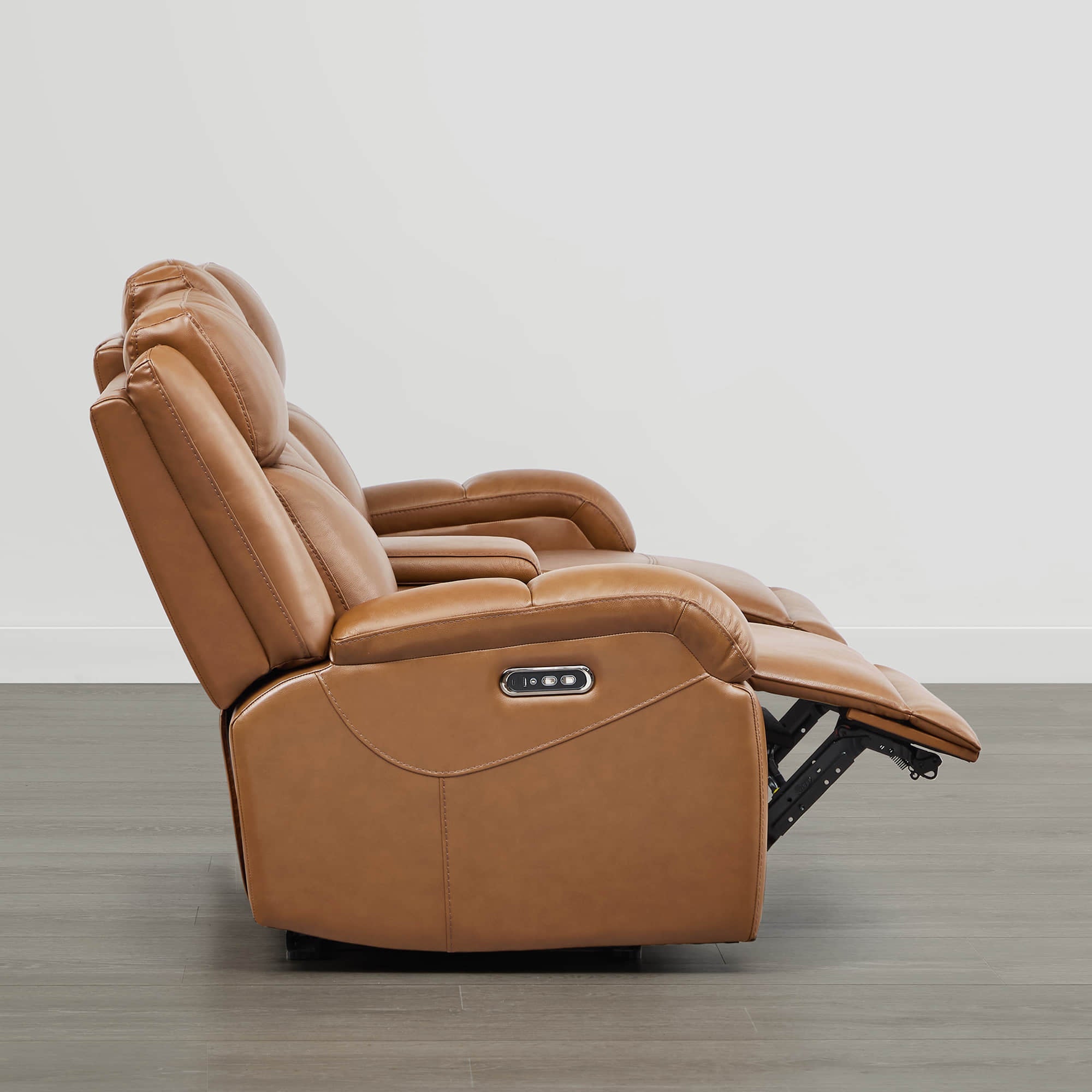 Canapé inclinable électrique Isaac en cuir véritable, avec dossier basculant électrique, pour installation contre un mur.
