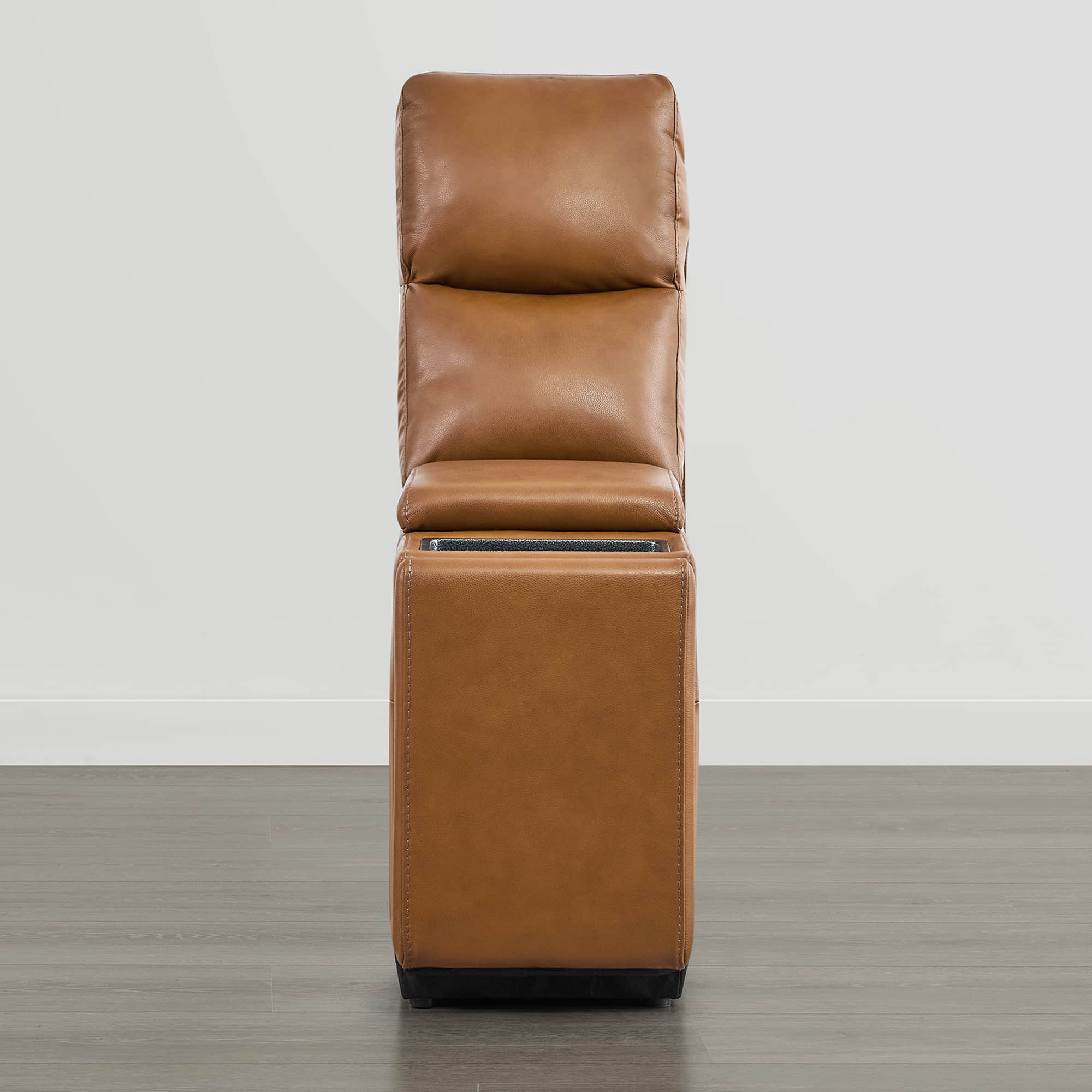 Canapé inclinable électrique Isaac en cuir véritable, avec dossier basculant électrique, pour installation contre un mur.