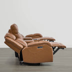 Canapé inclinable électrique Isaac en cuir véritable, avec dossier basculant électrique, pour installation contre un mur.