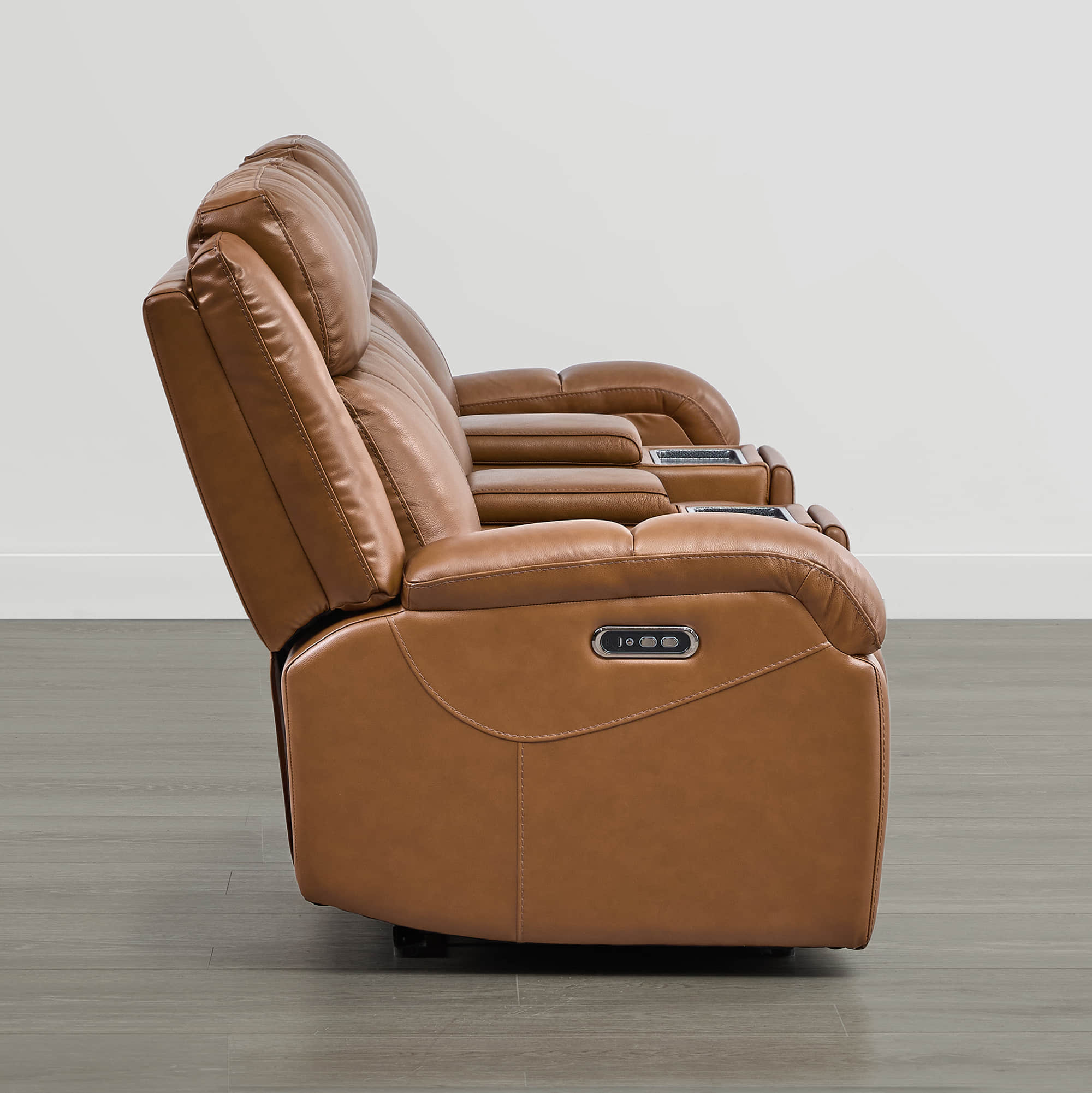 Canapé inclinable électrique Isaac en cuir véritable, avec dossier basculant électrique, pour installation contre un mur.