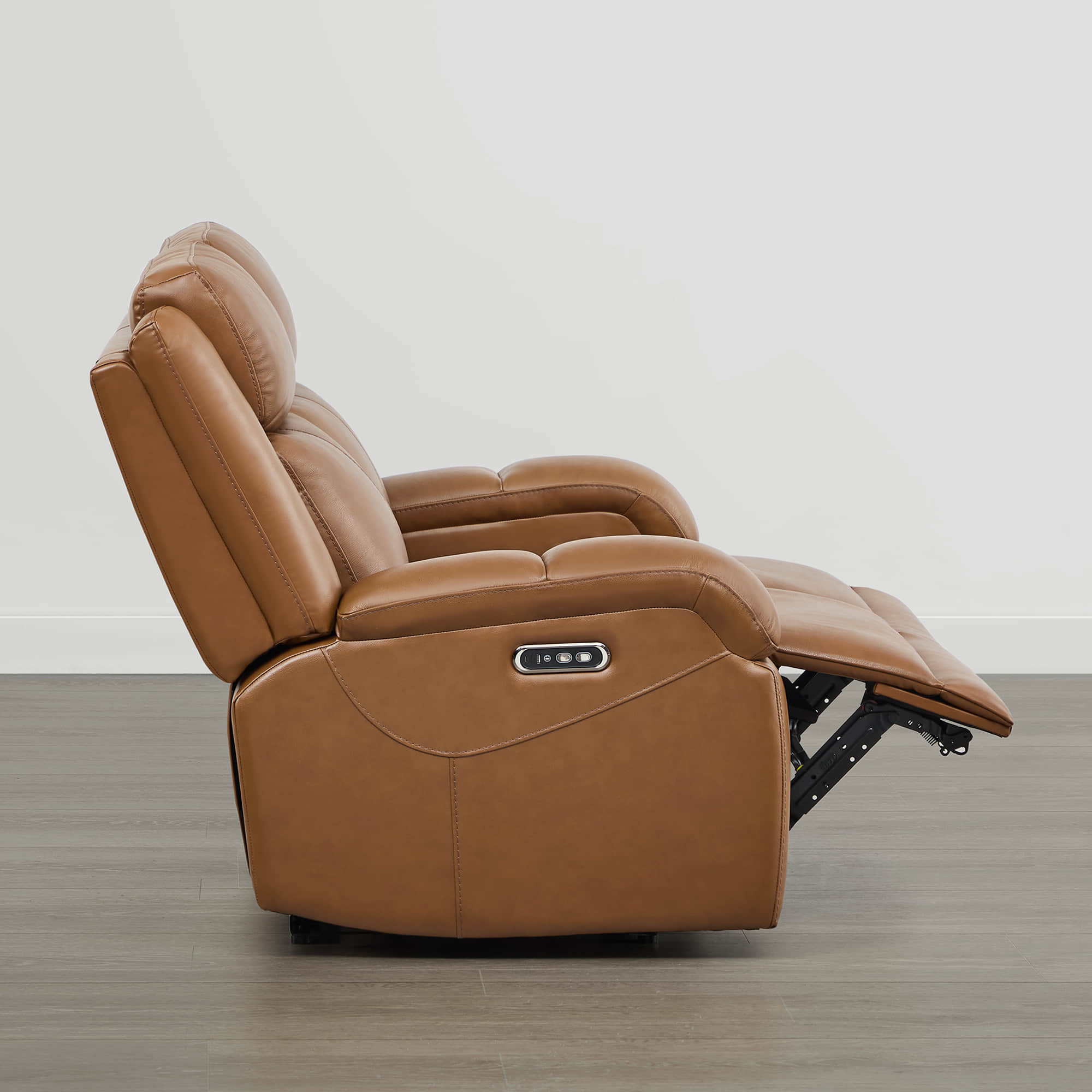 Canapé inclinable électrique Isaac en cuir véritable, avec dossier basculant électrique, pour installation contre un mur.