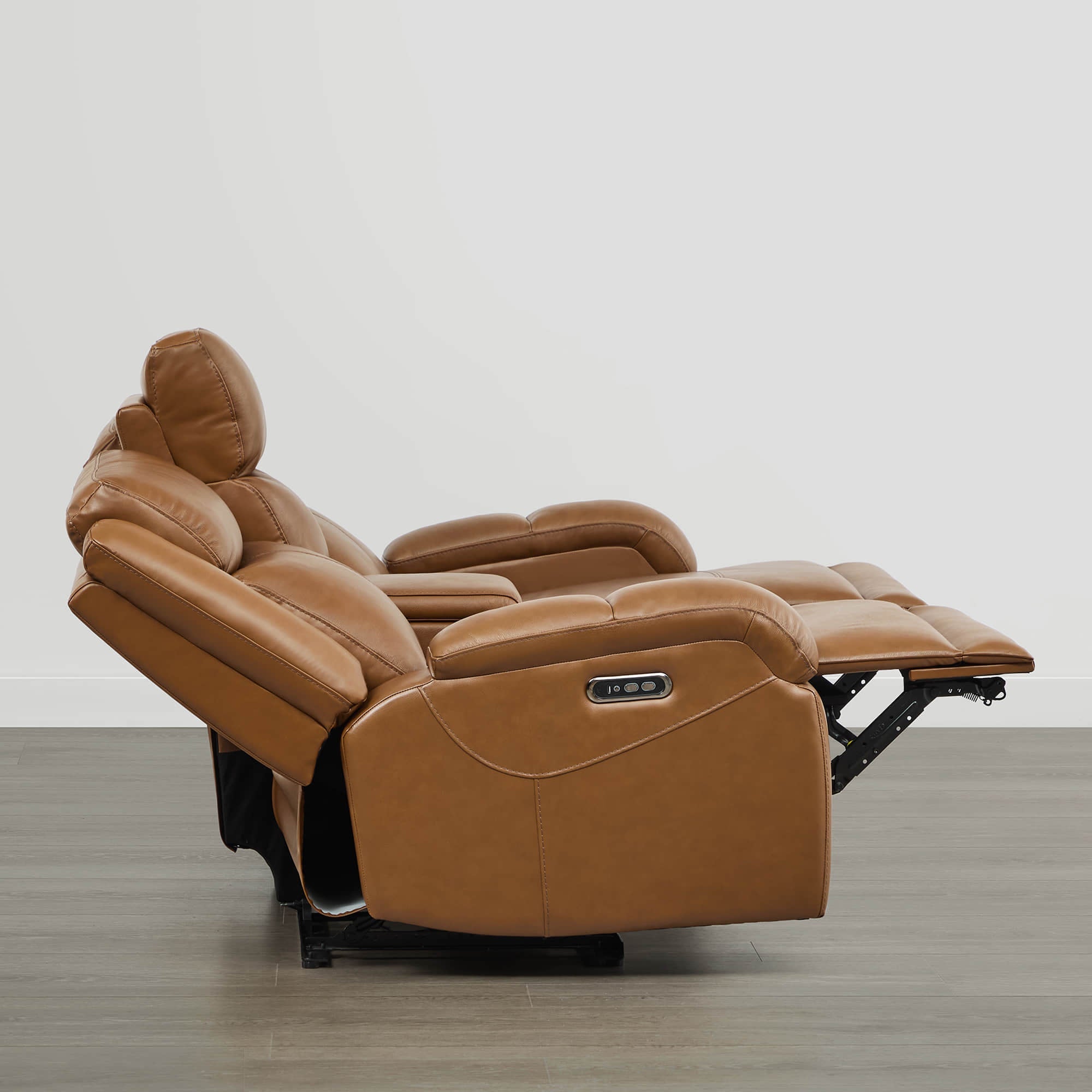 Canapé inclinable électrique Isaac en cuir véritable, avec dossier basculant électrique, pour installation contre un mur.