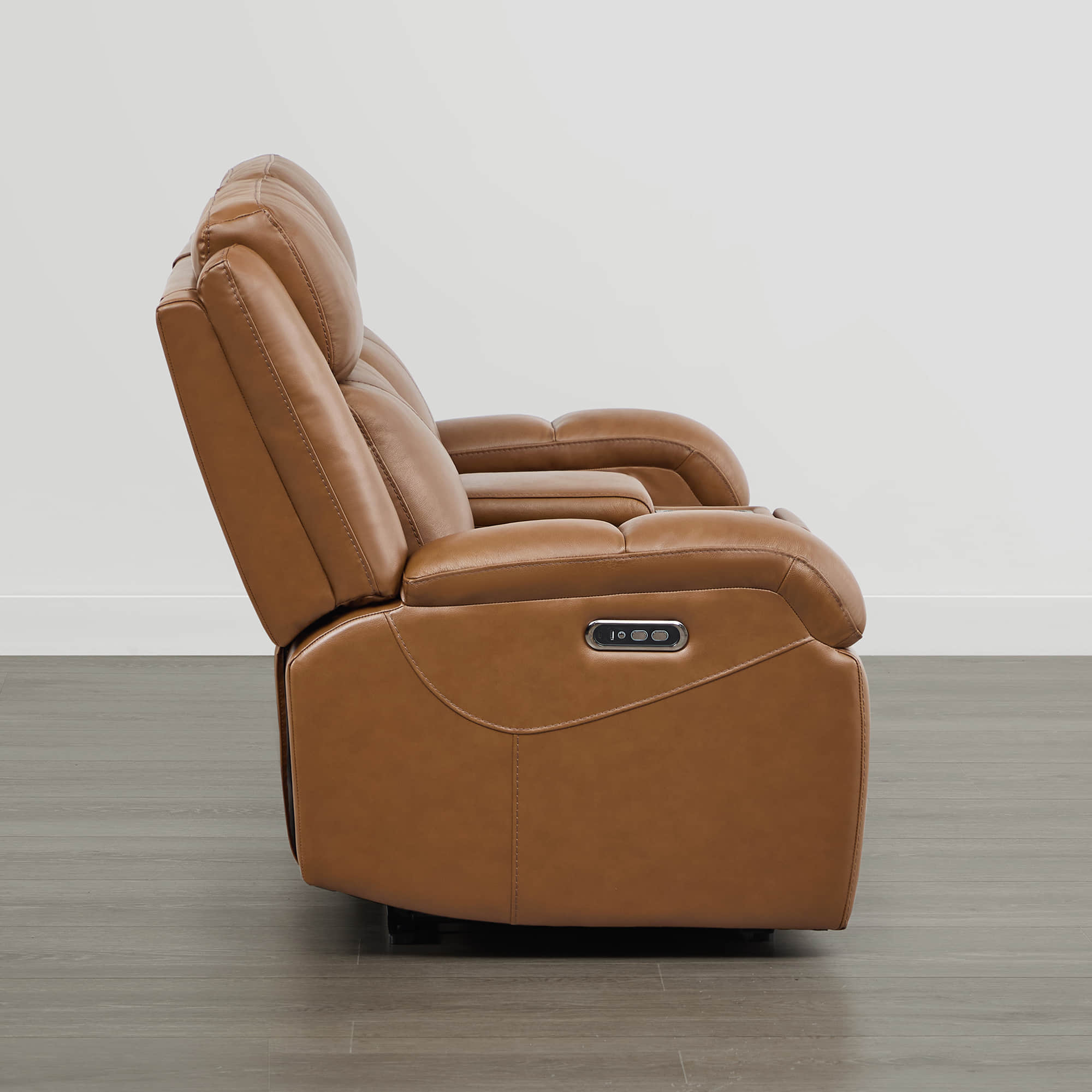 Canapé inclinable électrique Isaac en cuir véritable, avec dossier basculant électrique, pour installation contre un mur.